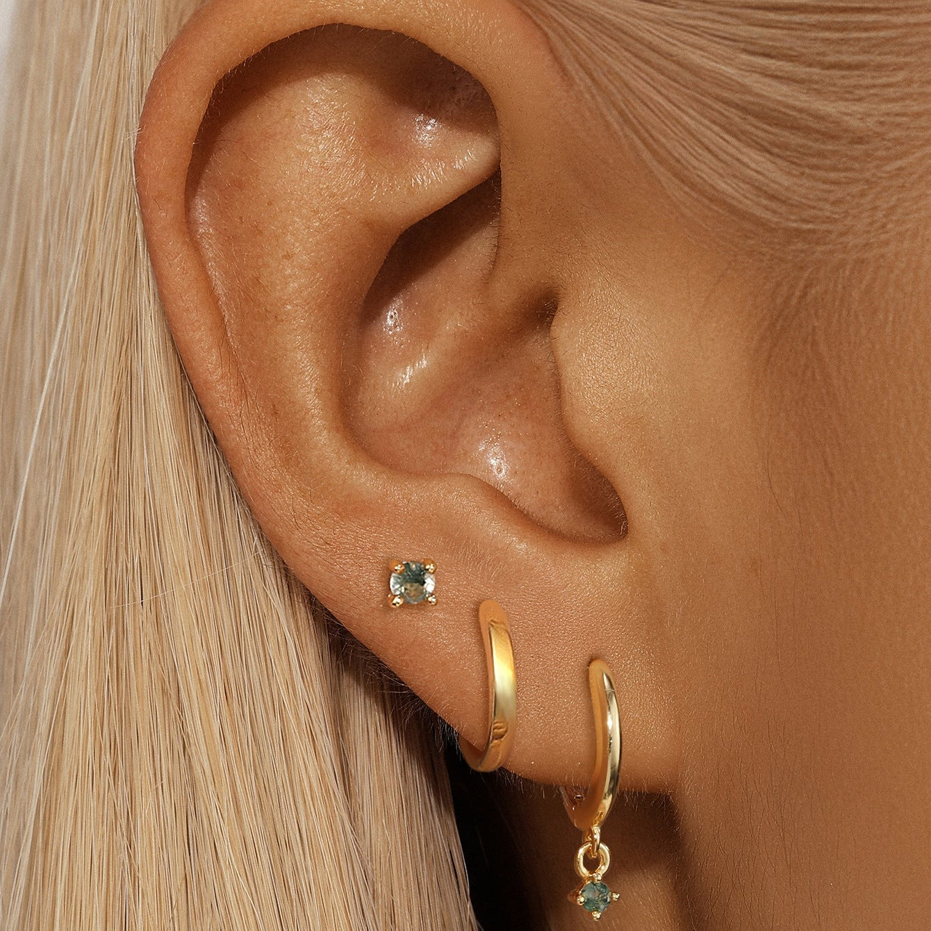 Mona – Boucles d'oreilles en or au design élégant et fluide.