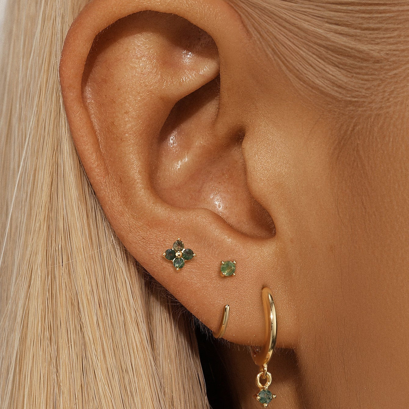 Mona – Boucles d'oreilles en or au design élégant et fluide.