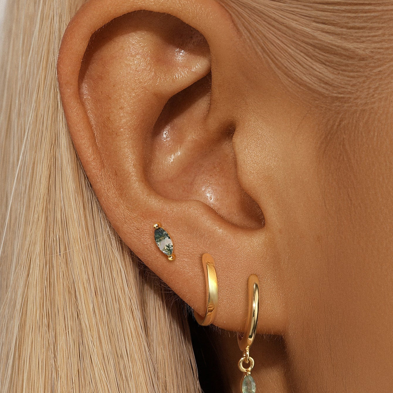 Mona – Boucles d'oreilles en or au design élégant et fluide.