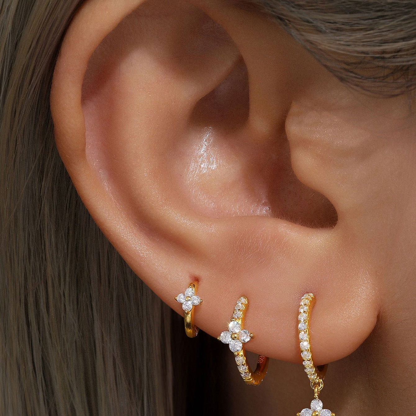 Alena – Élégantes boucles d'oreilles en or au design délicat.