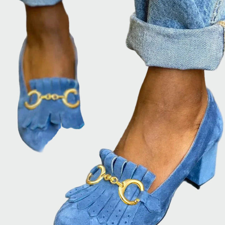 Escarpins avec franges et boucle dorée