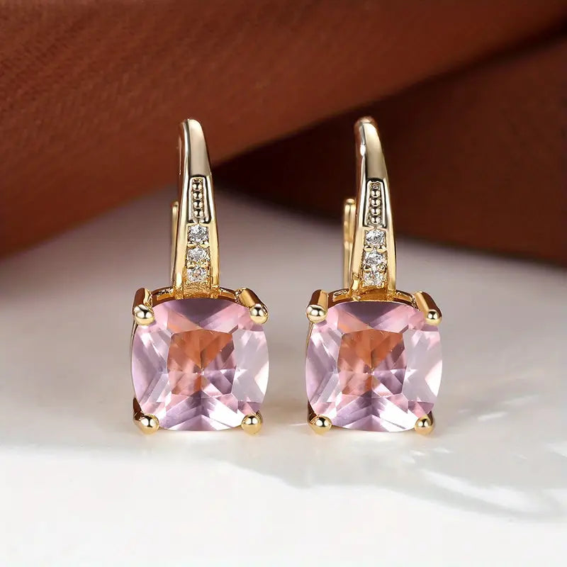 Klára – Pendantes en forme de boucles d'oreilles avec pierre carrée.