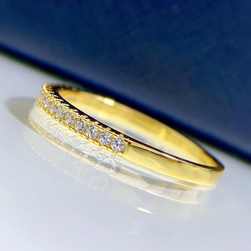 Alena – Bague étroite en éternité ornée de pierres brillantes.