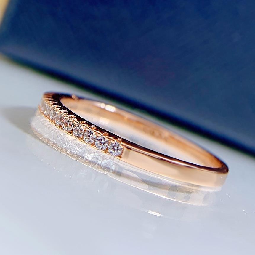 Alena – Bague étroite en éternité ornée de pierres brillantes.