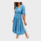 Robe chic au design contemporain avec une note classique