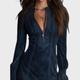 Rachel – Mini robe en velours bleu ornée de dentelle