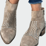 Bottines à chevilles ornées de clous