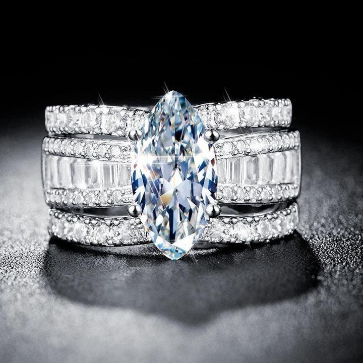 Veronika – Bague ornée de diamants et accents dorés.