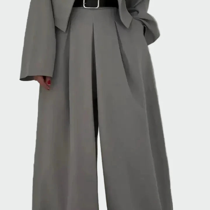 Ensemble Bustier et Veste au Style Élégant et Contemporain