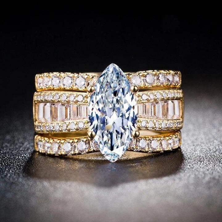 Veronika – Bague ornée de diamants et accents dorés.