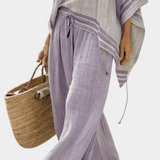 Robe courte en bambou à rayures, épaules dénudées et pantalon large pour un look chic et rafraîchissant