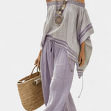 Robe courte en bambou à rayures, épaules dénudées et pantalon large pour un look chic et rafraîchissant