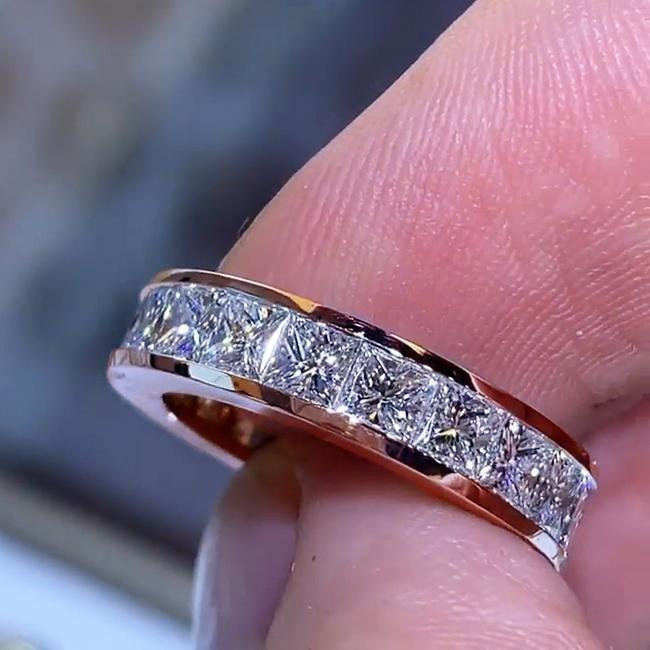 Maren – Bague en argent ornée de diamants avec une bande fine.