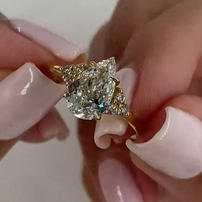 Clarissa – Bague en or avec diamants en forme de goutte.