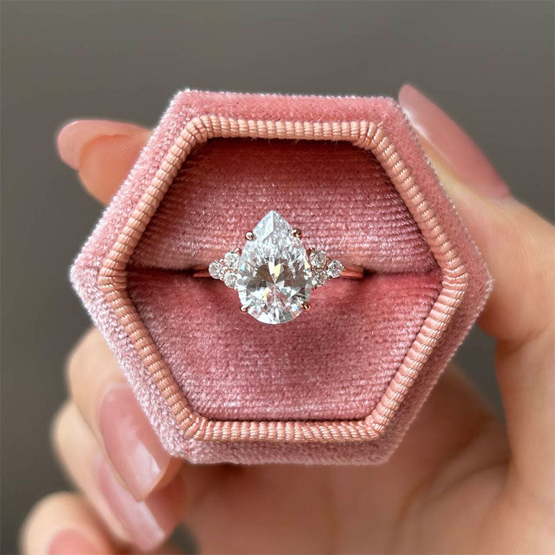 Clarissa – Bague en or avec diamants en forme de goutte.