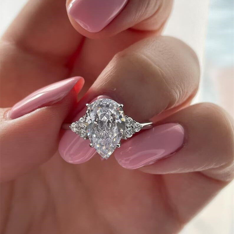 Clarissa – Bague en or avec diamants en forme de goutte.