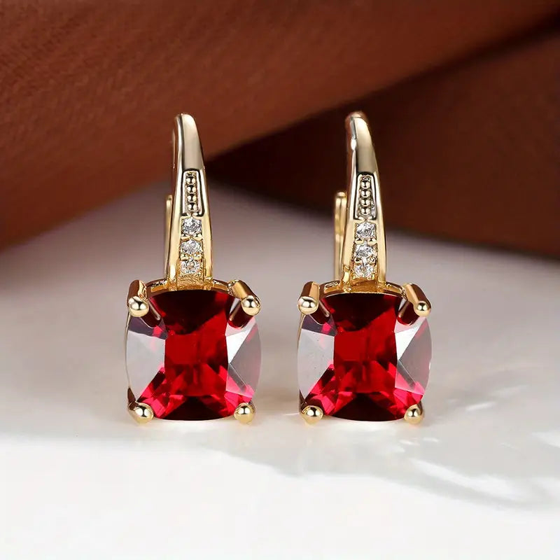 Klára – Pendantes en forme de boucles d'oreilles avec pierre carrée.