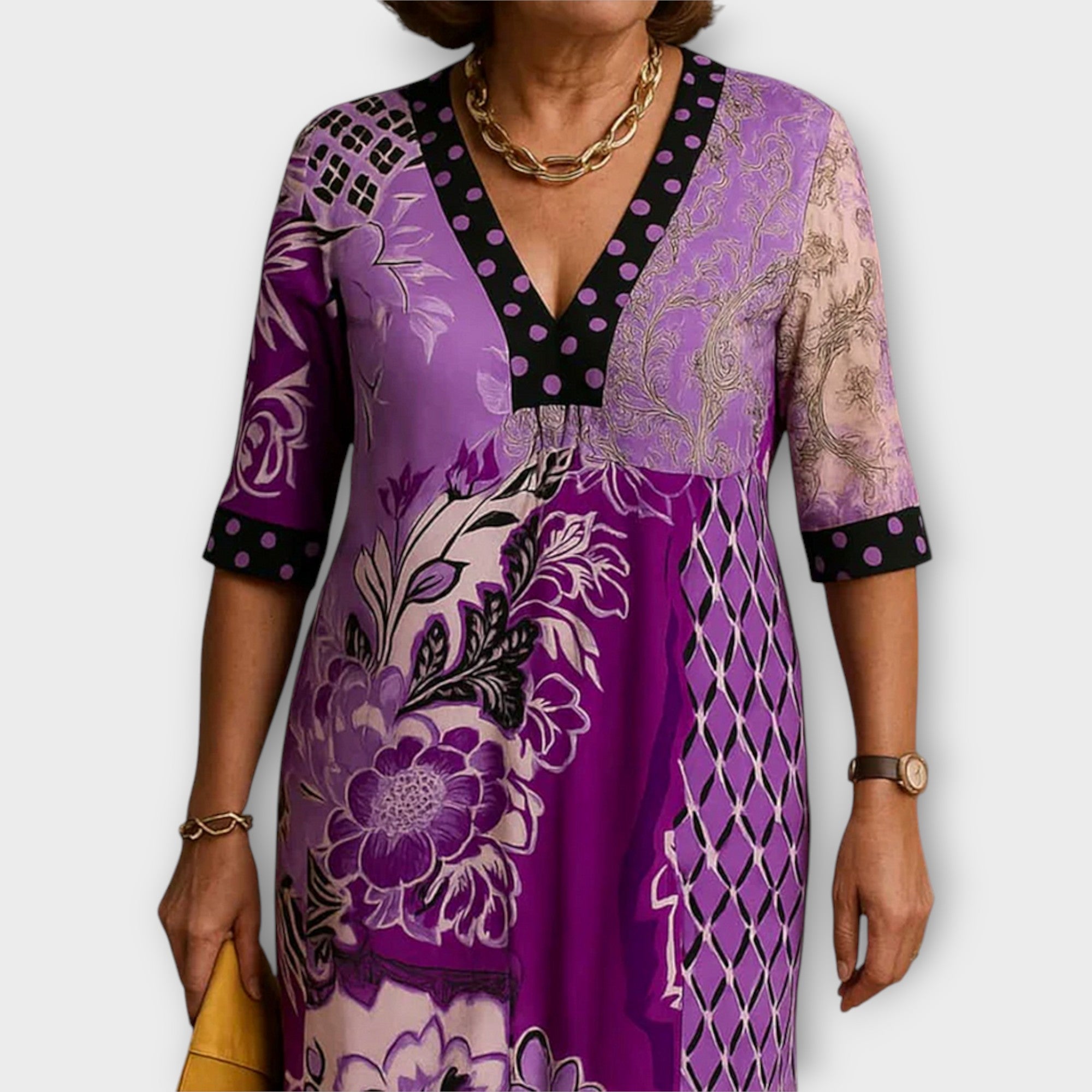 Robe Élégante à Décolleté et Motifs Uniques