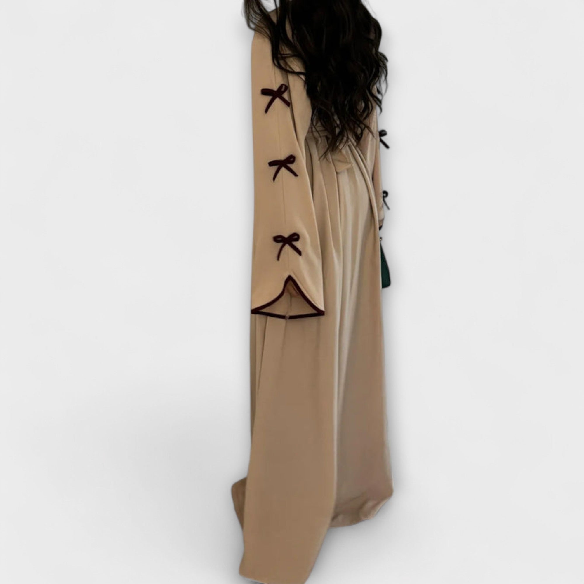 Cardigan Élégant et Robe à Rayures Décoratives