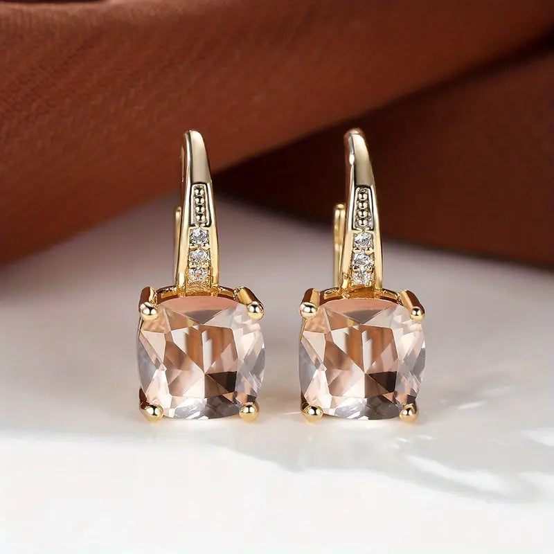 Klára – Pendantes en forme de boucles d'oreilles avec pierre carrée.