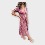 Robe chic au design contemporain avec une note classique