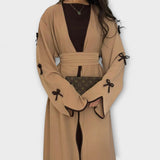 Cardigan Élégant et Robe à Rayures Décoratives