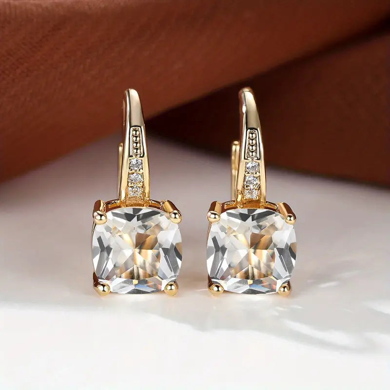 Klára – Pendantes en forme de boucles d'oreilles avec pierre carrée.