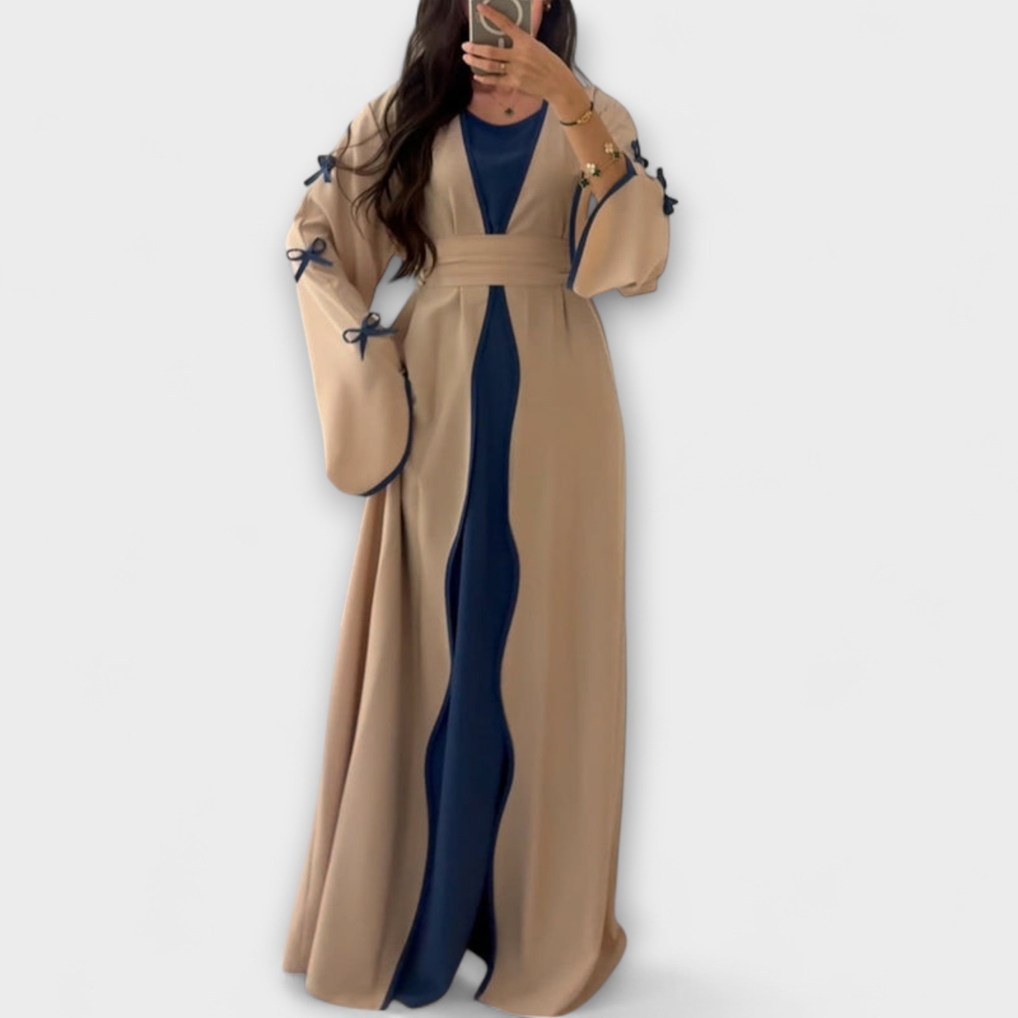 Cardigan Élégant et Robe à Rayures Décoratives