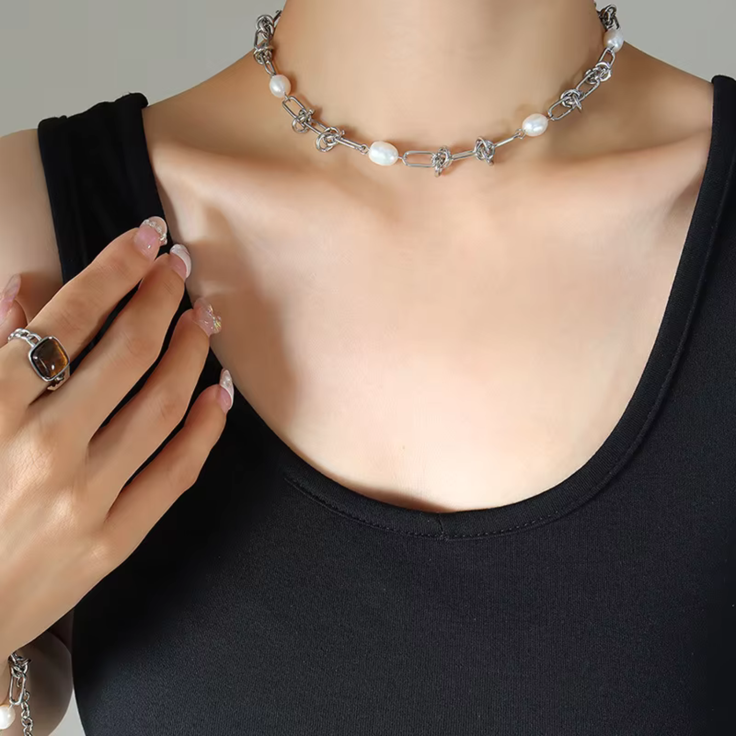Wilma – Boucles d'oreilles élégantes en perles avec finition dorée.