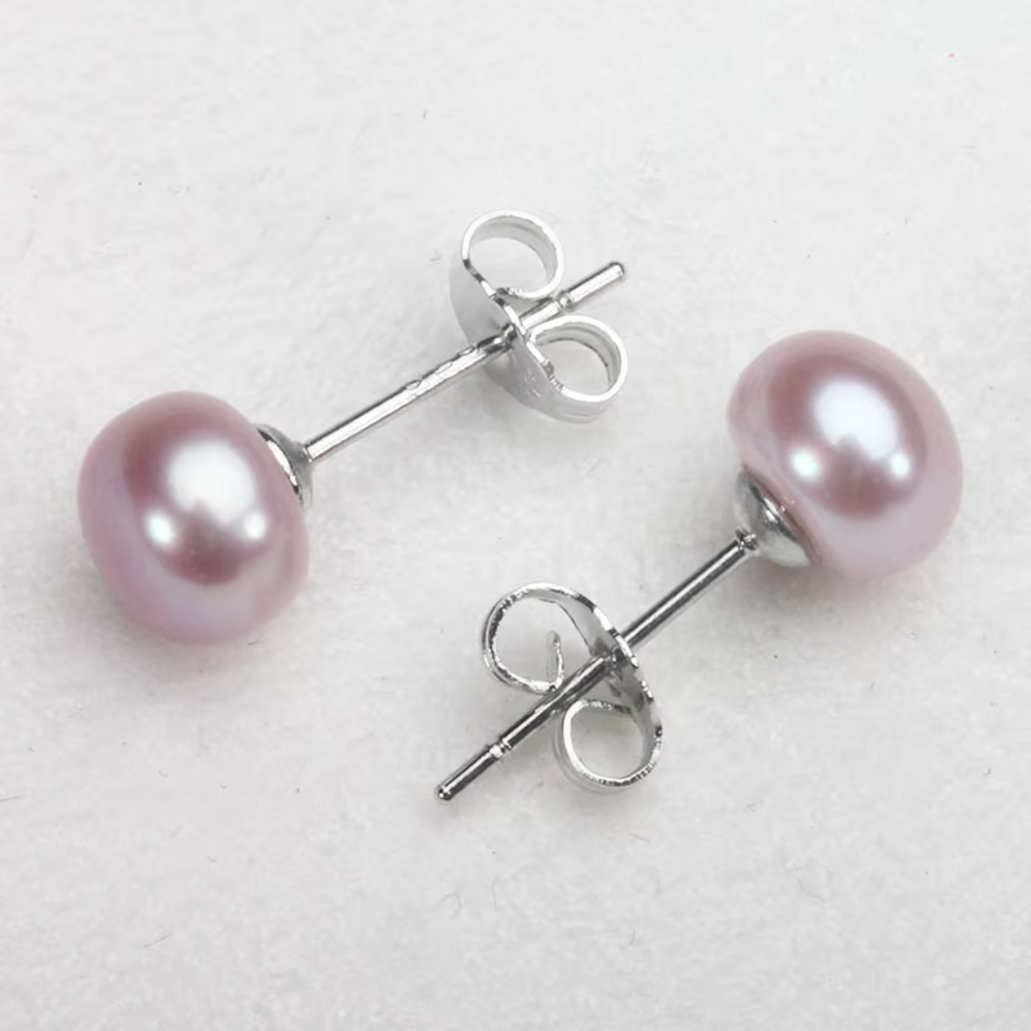 Frieda – Boucles d'oreilles en or ornées de perles et au design épuré.
