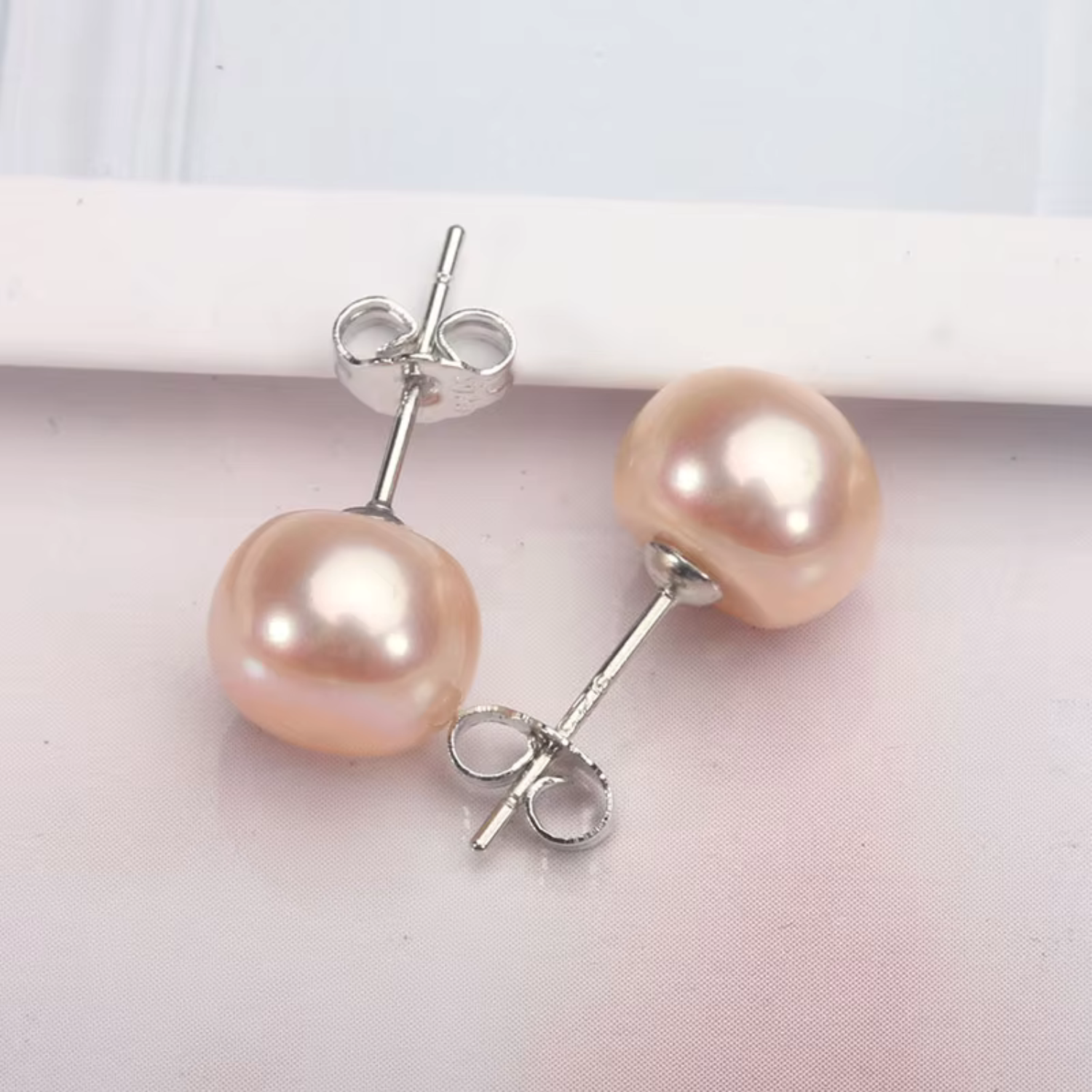 Frieda – Boucles d'oreilles en or ornées de perles et au design épuré.