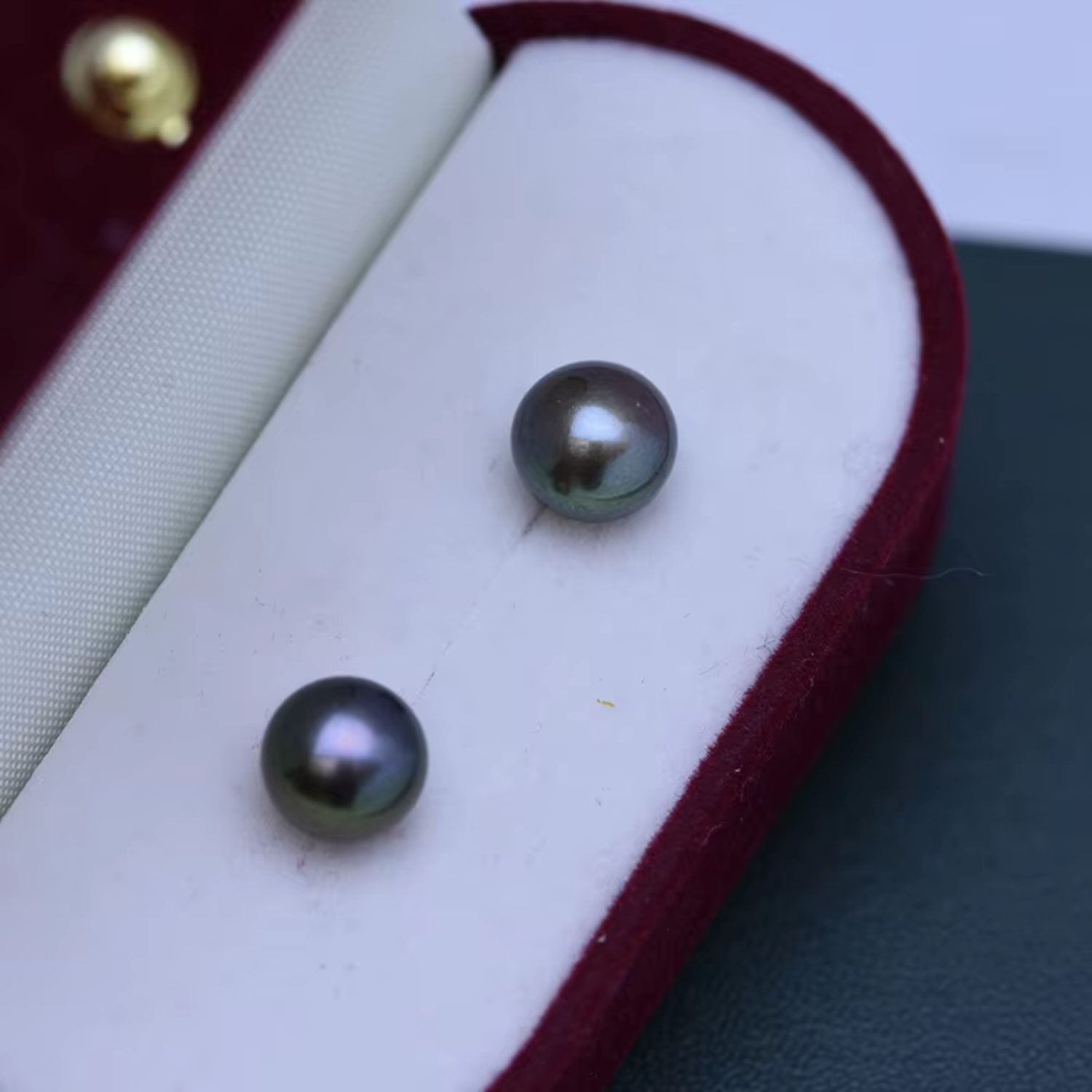 Frieda – Boucles d'oreilles en or ornées de perles et au design élégant.