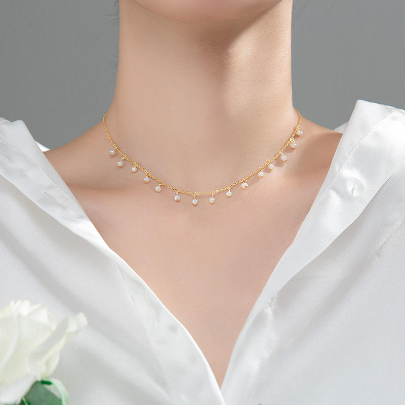 Irma – Boucles d'oreilles en perles rondes avec une bordure dorée texturée.