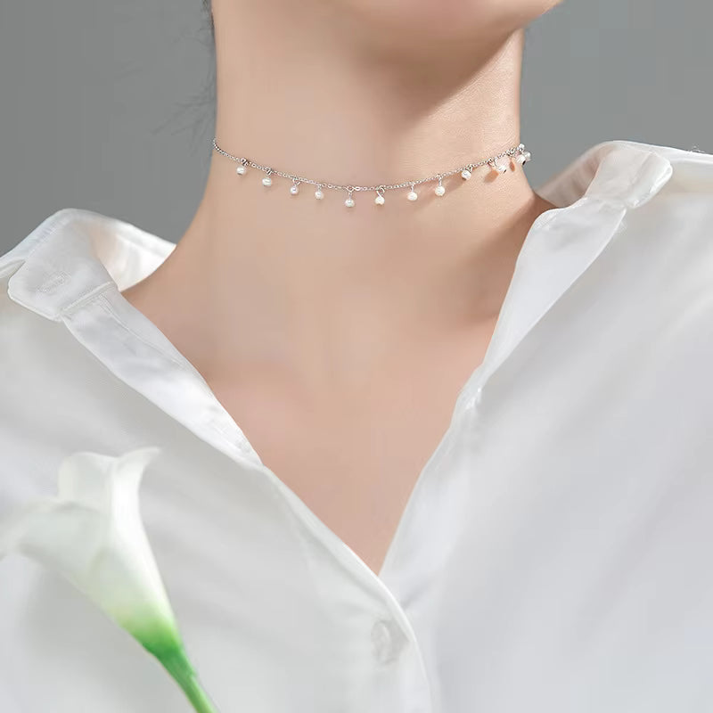 Irma – Boucles d'oreilles en perles rondes avec une bordure dorée texturée.