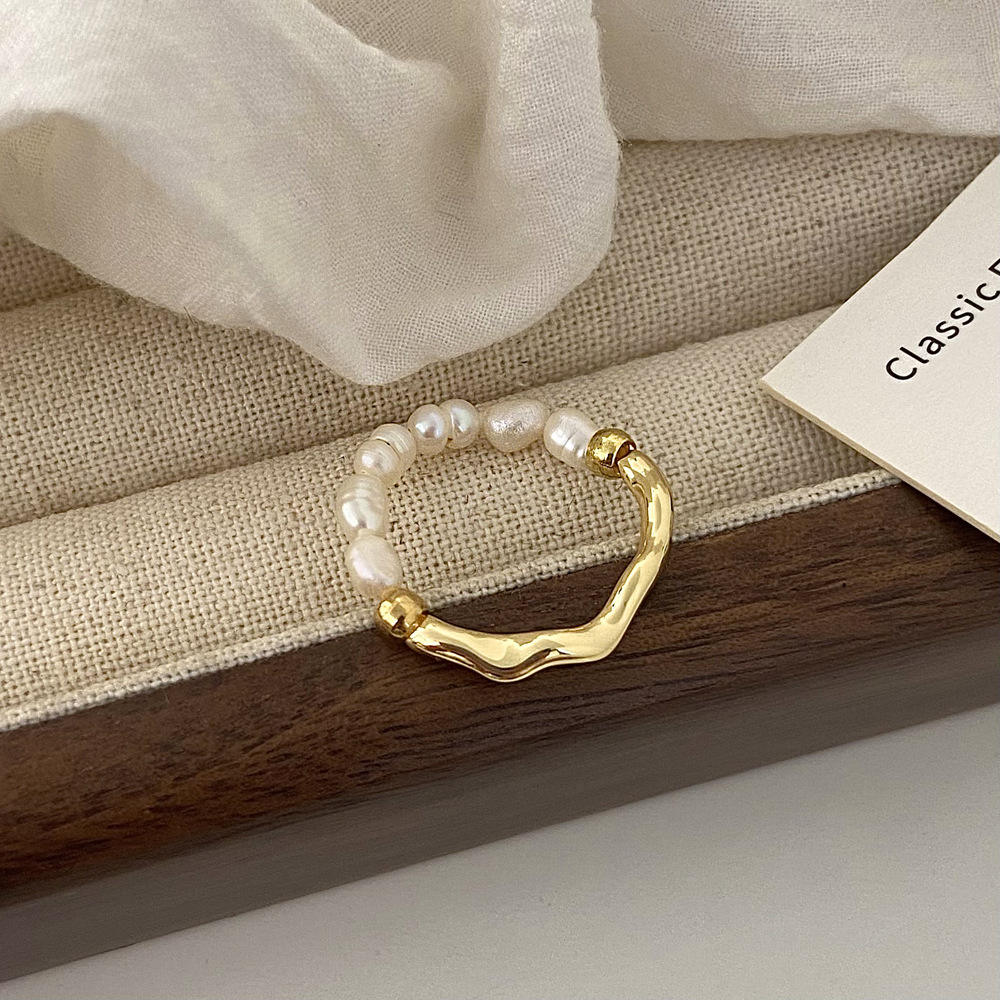 Elisa - Bague en perles amusante avec un cœur doré.