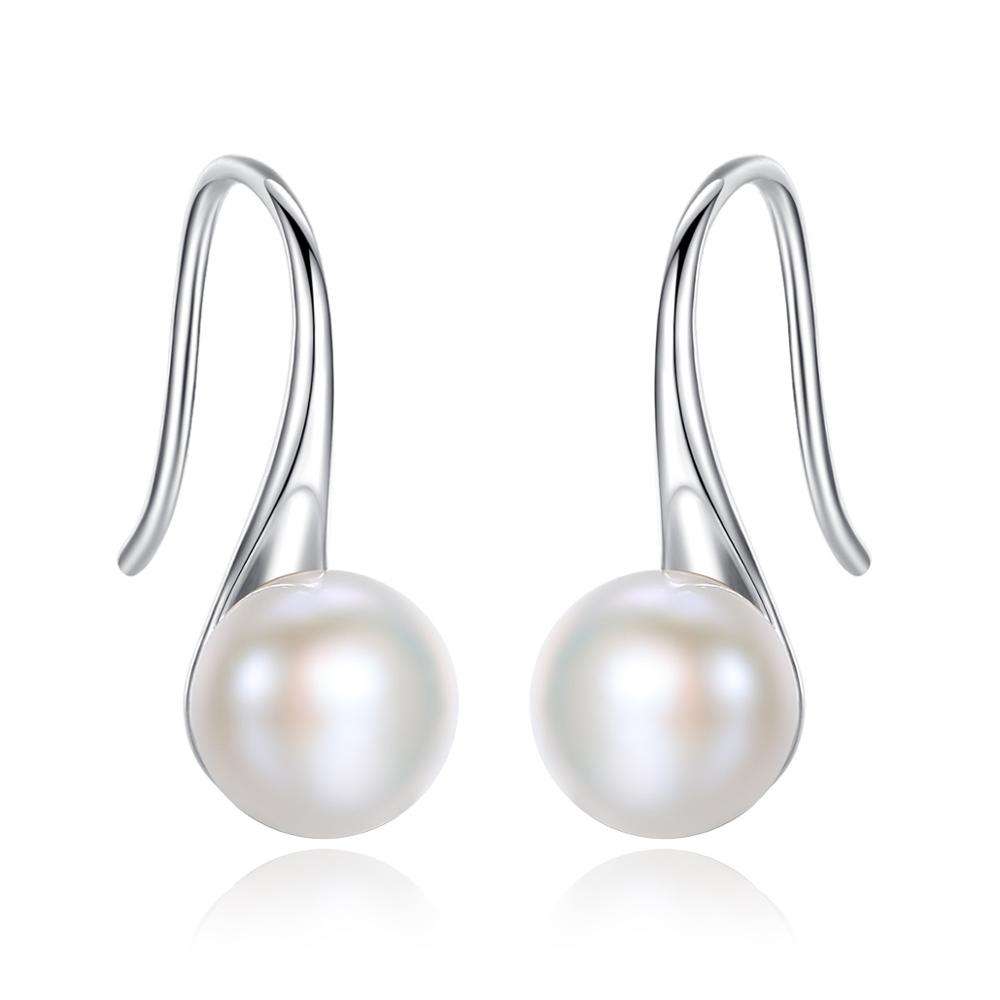 Helena – Boucles d'oreilles en or ornées d'une perle ovale.
