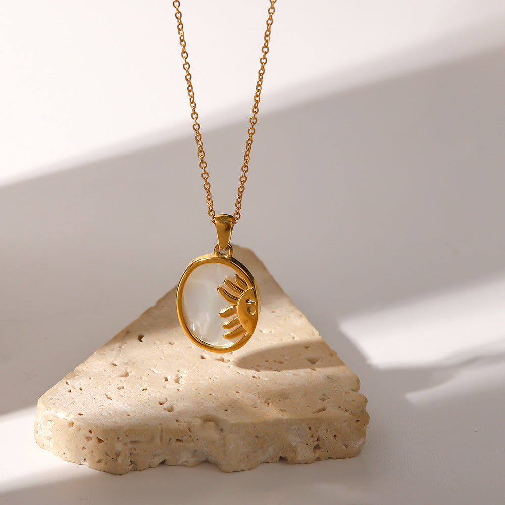 Alzbeta – Collier en or orné de délicats pendentifs symboliques.