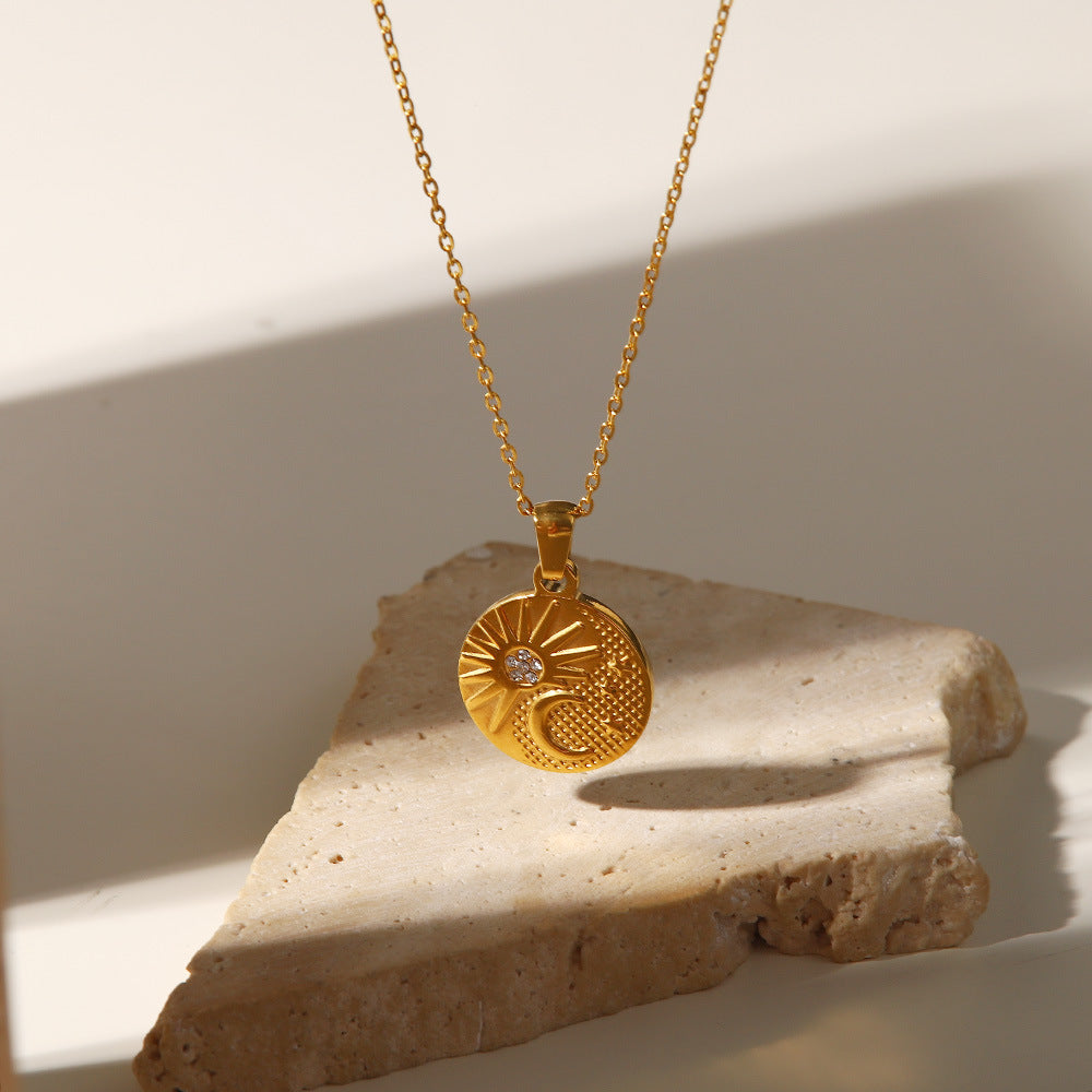 Alzbeta – Collier en or orné de délicats pendentifs symboliques.