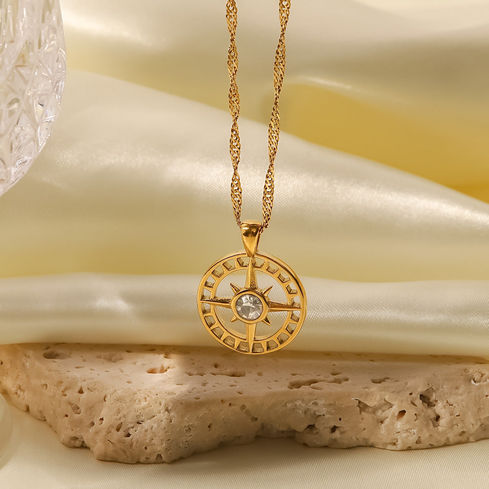 Alzbeta – Collier en or orné de délicats pendentifs symboliques.