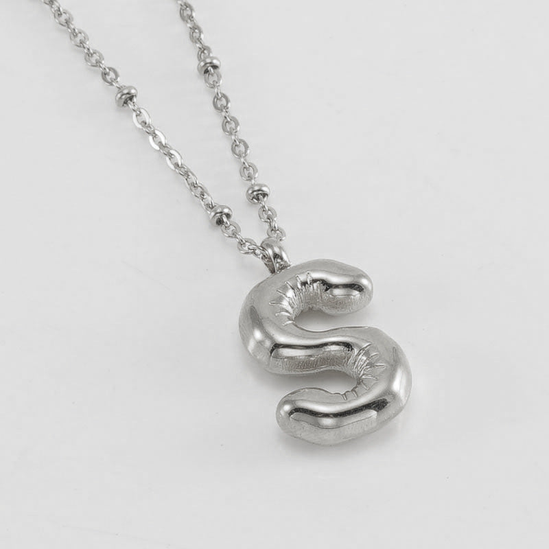 Irena – Collier doré avec pendentif en forme de lettre initiale