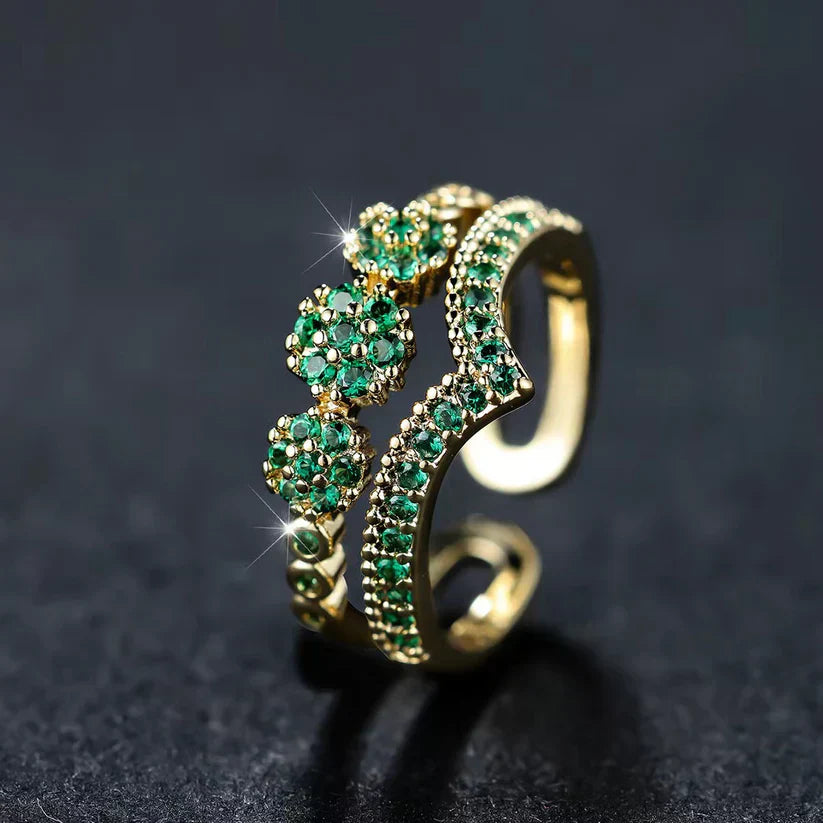 Marisa – Bague en émeraude ornée de détails scintillants
