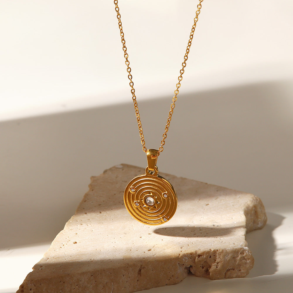 Alzbeta – Collier en or orné de délicats pendentifs symboliques.