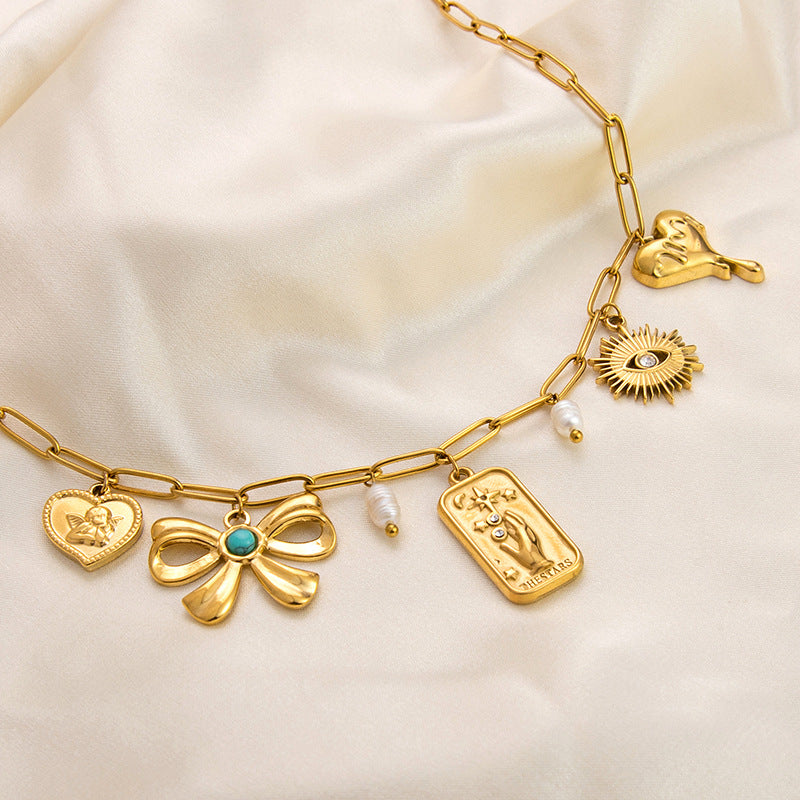 Emilie – Collier en or délicat avec pendentifs raffinés.