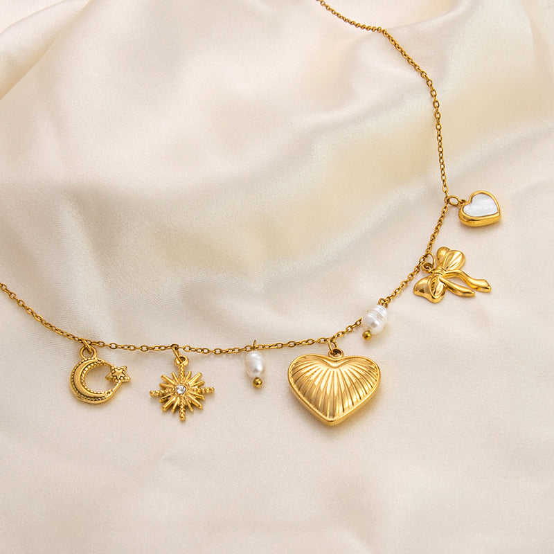 Emilie – Élégant collier doré avec pendentifs délicats