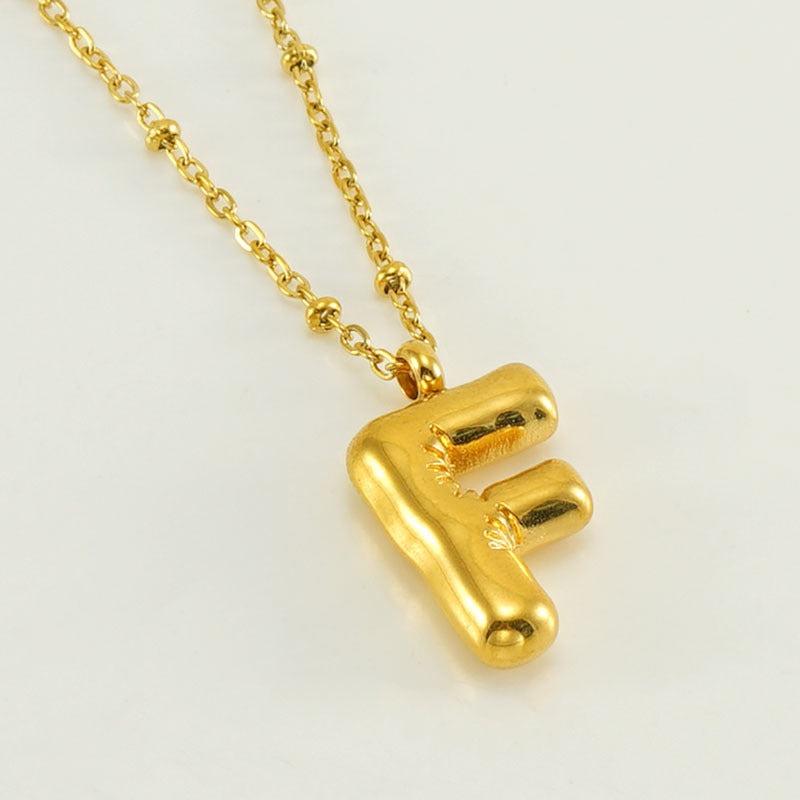 Irena – Collier doré avec pendentif en forme de lettre initiale