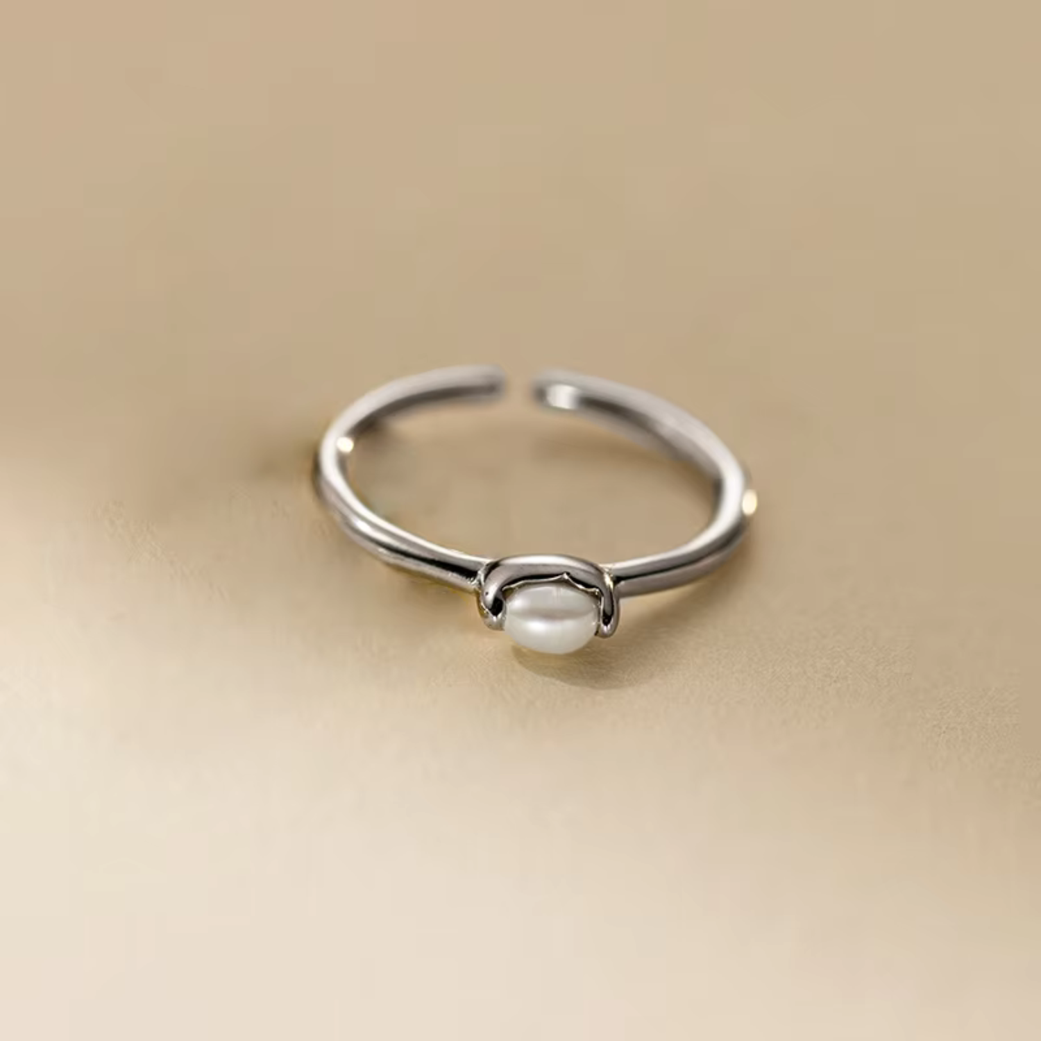 Kateřina – Élégante bague en or ornée d'une rangée de perles.