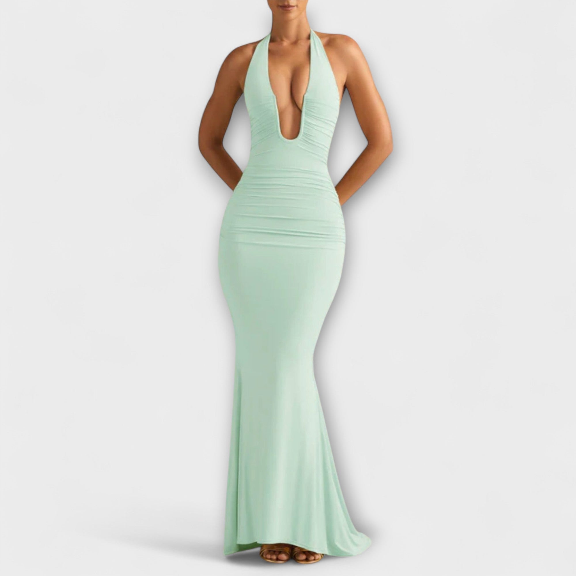 Robe de soirée chic avec décolleté dans le dos et encolure remarquable