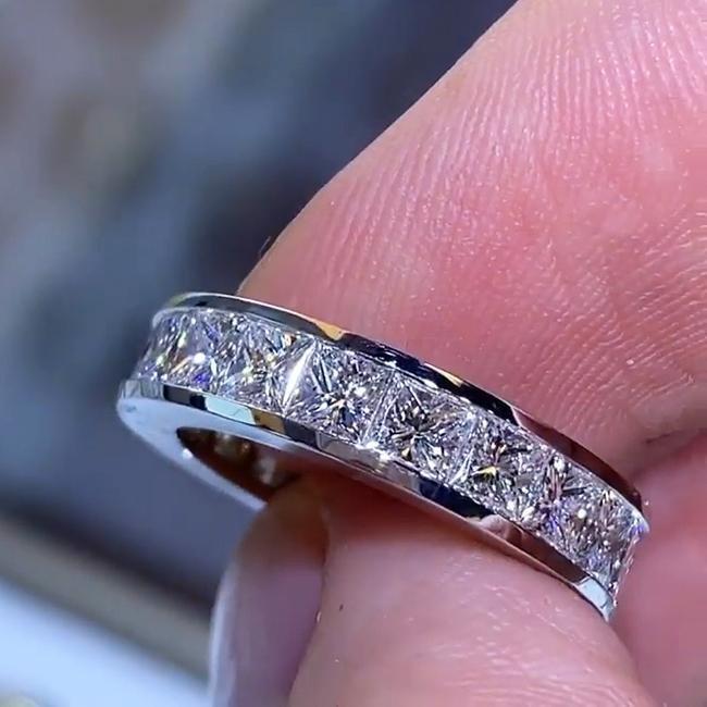 Maren – Bague en argent ornée de diamants avec une bande fine.