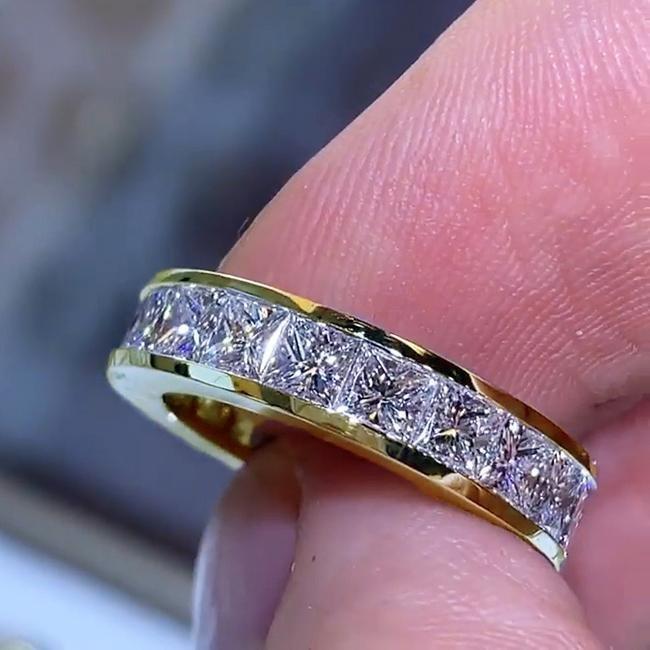 Maren – Bague en argent ornée de diamants avec une bande fine.