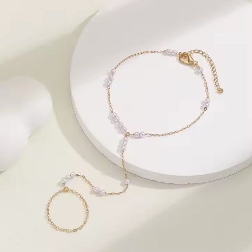 Nora – Élégante chaîne dorée avec pendentif rond